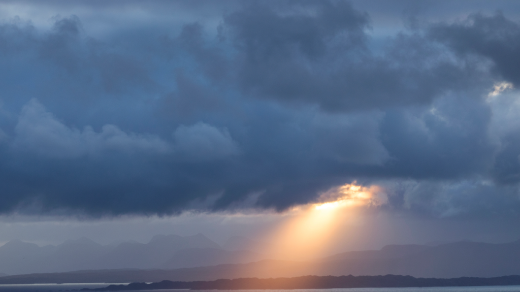 France Faces Cooler Weather as Rain Arrives From the Northwest - SuaraGarut.ID